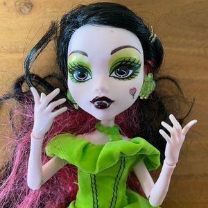 Draculaura Snow Bite Scarily Ever After Monster High Doll Mattel